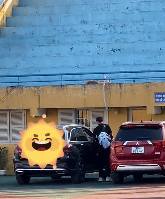 Quang Hải, Văn Hậu đi làm bằng xế hộp bạc tỷ, bất ngờ với lựa chọn của Đặng Văn Lâm-2