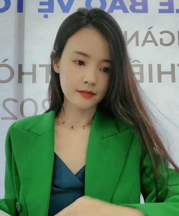 Nhan sắc và thần thái giảng viên Midu khi đi chấm điểm đồ án tốt nghiệp-1