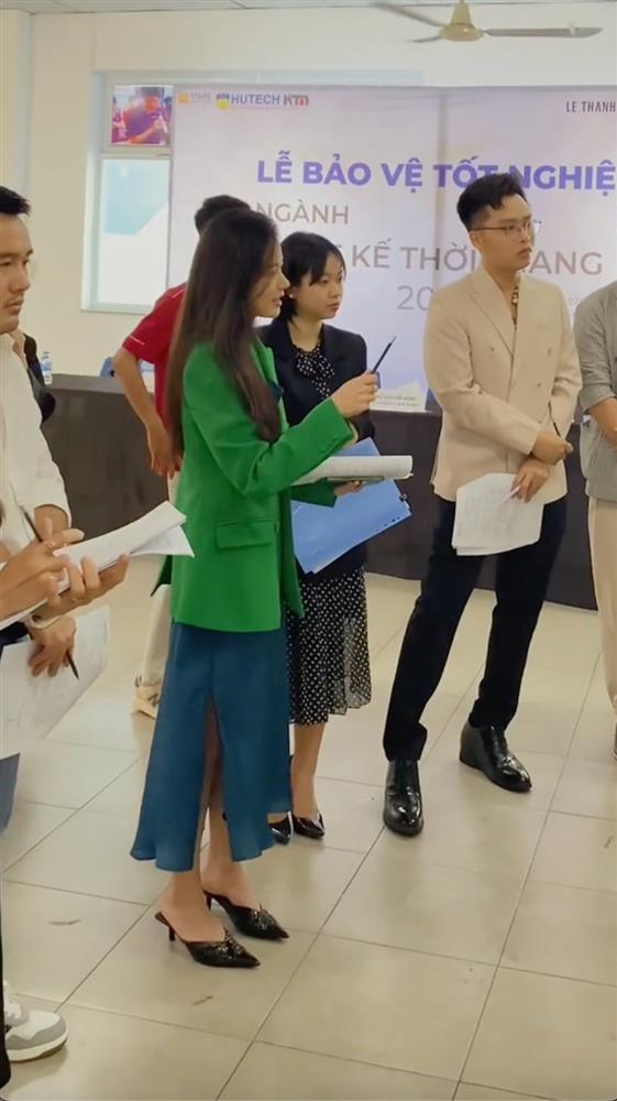 Nhan sắc và thần thái giảng viên Midu khi đi chấm điểm đồ án tốt nghiệp-2