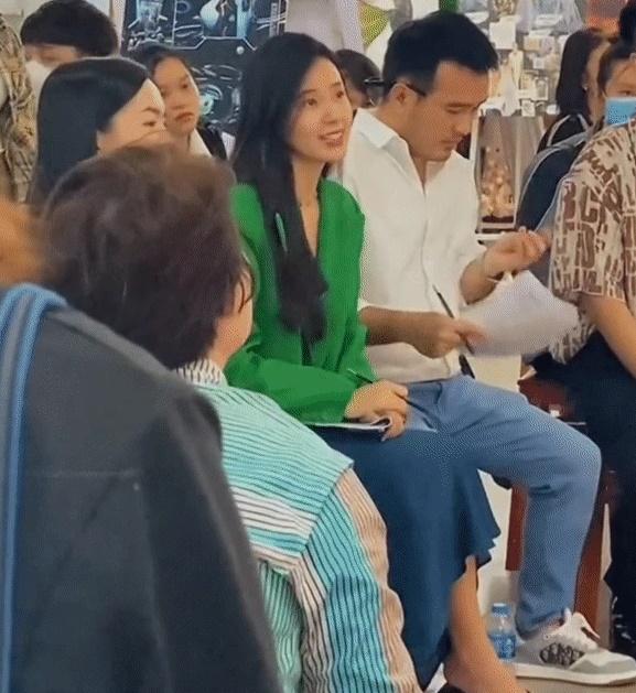 Nhan sắc và thần thái giảng viên Midu khi đi chấm điểm đồ án tốt nghiệp-3