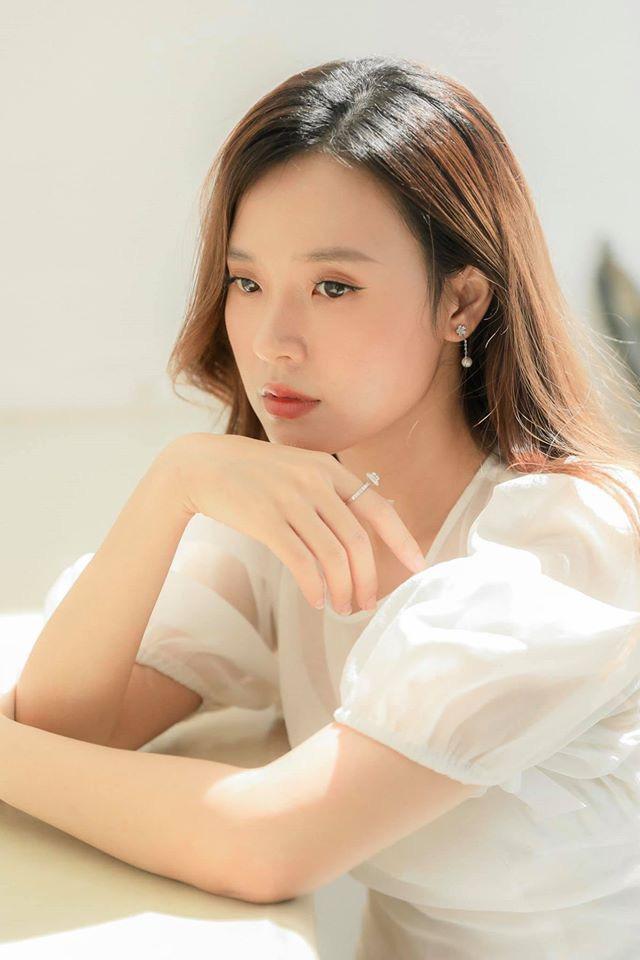 Nhan sắc và thần thái giảng viên Midu khi đi chấm điểm đồ án tốt nghiệp-4