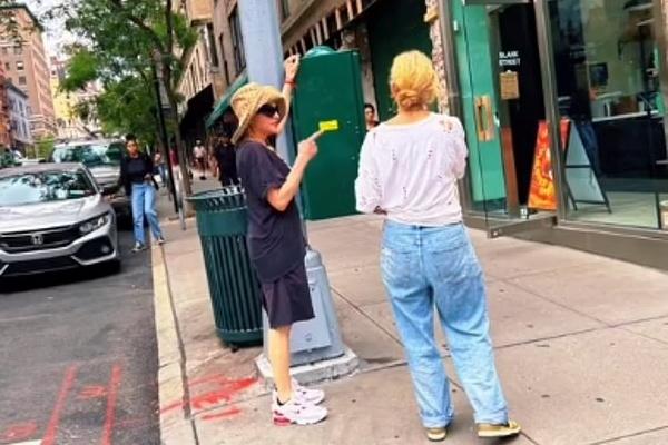 Xui fan lao mình khỏi sân khấu, rapper khiến fan gặp tai nạn-1