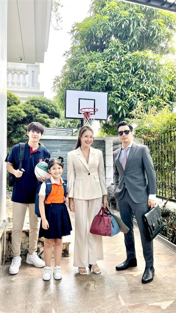 Quý cô công sở Hồng Diễm U40 diện kiểu quần của bố xuống phố, nhiều người nhận không ra-1