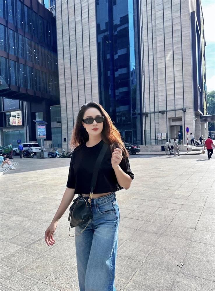 Quý cô công sở Hồng Diễm U40 diện kiểu quần của bố xuống phố, nhiều người nhận không ra-4