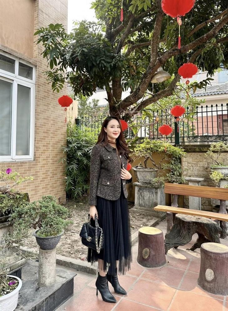 Quý cô công sở Hồng Diễm U40 diện kiểu quần của bố xuống phố, nhiều người nhận không ra-7