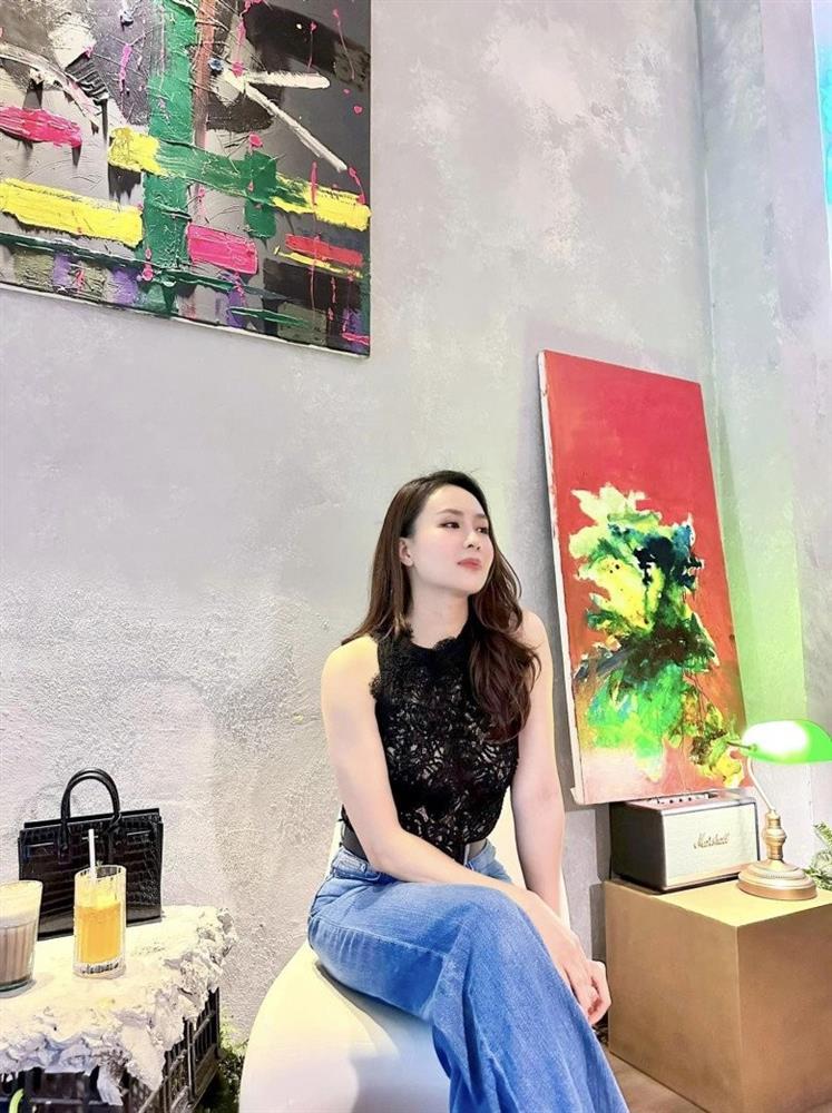 Quý cô công sở Hồng Diễm U40 diện kiểu quần của bố xuống phố, nhiều người nhận không ra-9