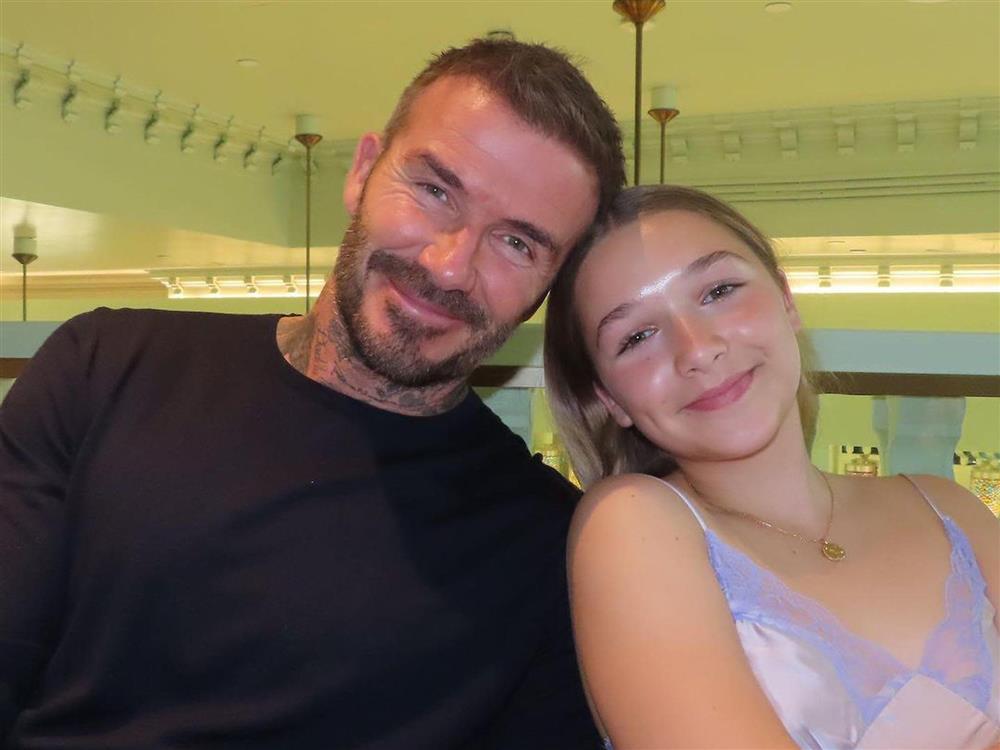 Mẹ cấm trang điểm nhưng Harper Beckham 12 tuổi đã xăm mình ở vị trí không ai ngờ-4