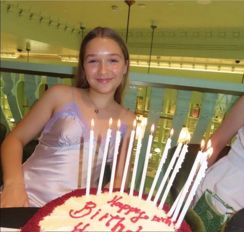 Mẹ cấm trang điểm nhưng Harper Beckham 12 tuổi đã xăm mình ở vị trí không ai ngờ-5