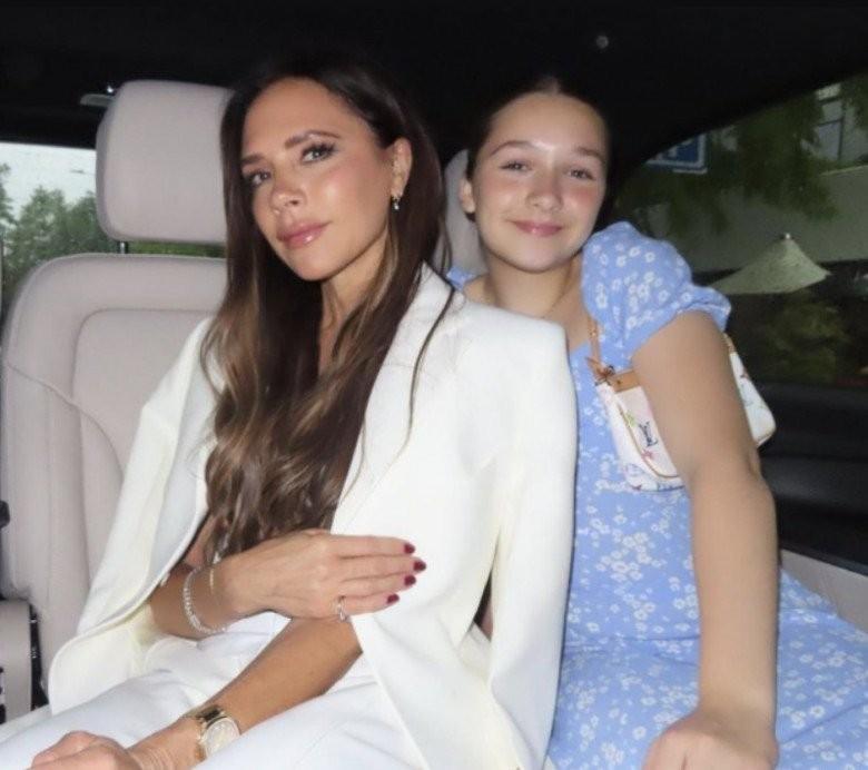 Mẹ cấm trang điểm nhưng Harper Beckham 12 tuổi đã xăm mình ở vị trí không ai ngờ-6