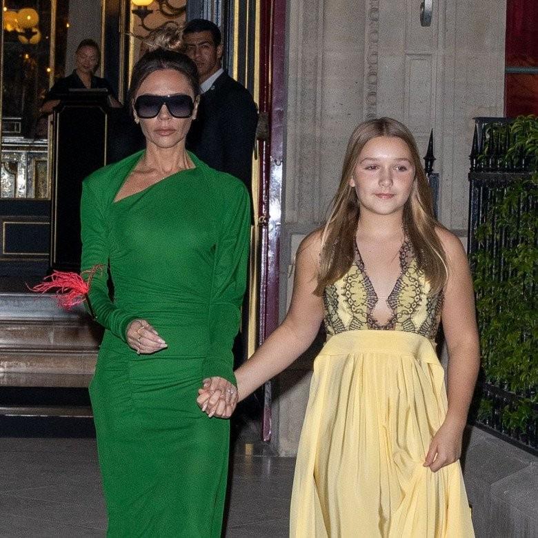 Mẹ cấm trang điểm nhưng Harper Beckham 12 tuổi đã xăm mình ở vị trí không ai ngờ-7