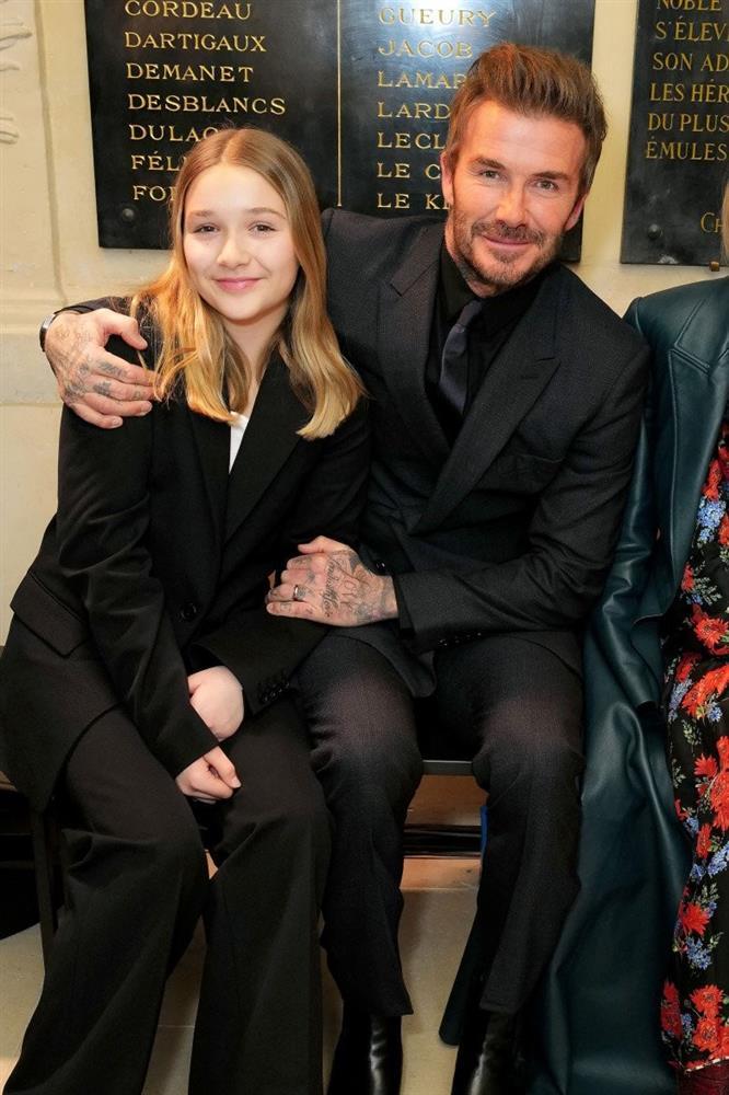 Mẹ cấm trang điểm nhưng Harper Beckham 12 tuổi đã xăm mình ở vị trí không ai ngờ-8