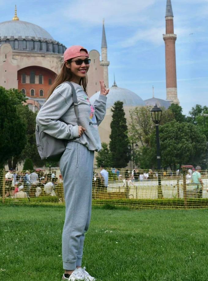 Á hậu Hoàng My: Tuổi 35 gợi cảm, cùng bạn trai Việt kiều vượt qua bệnh lạ-11