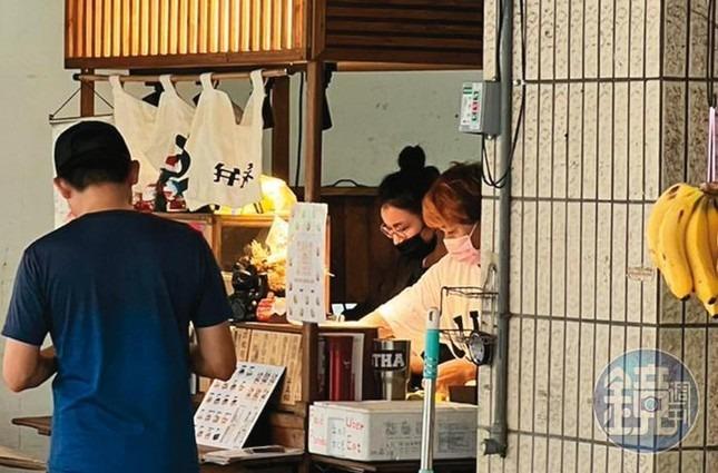 Nữ ca sĩ Đài Loan phải đi bán cơm hộp sau bê bối tình ái-1