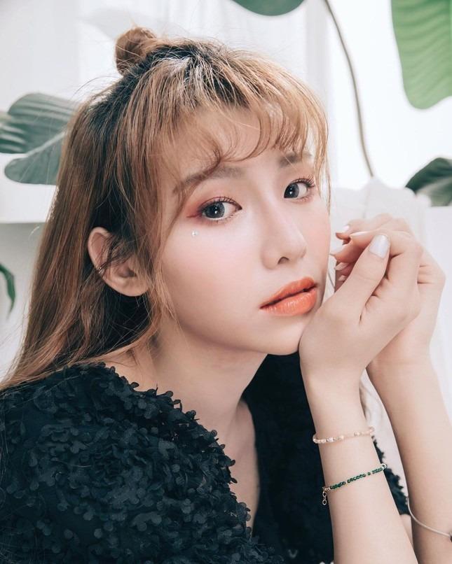 Nữ ca sĩ Đài Loan phải đi bán cơm hộp sau bê bối tình ái-2