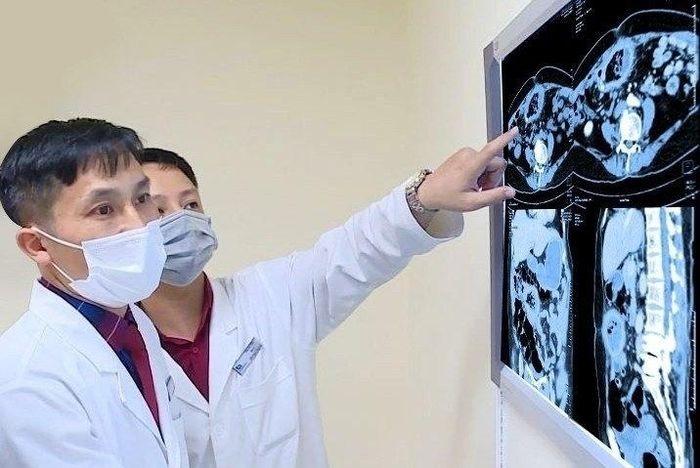 Phát hiện băng gạc bị bỏ quên 10 năm trong bụng bệnh nhân-1