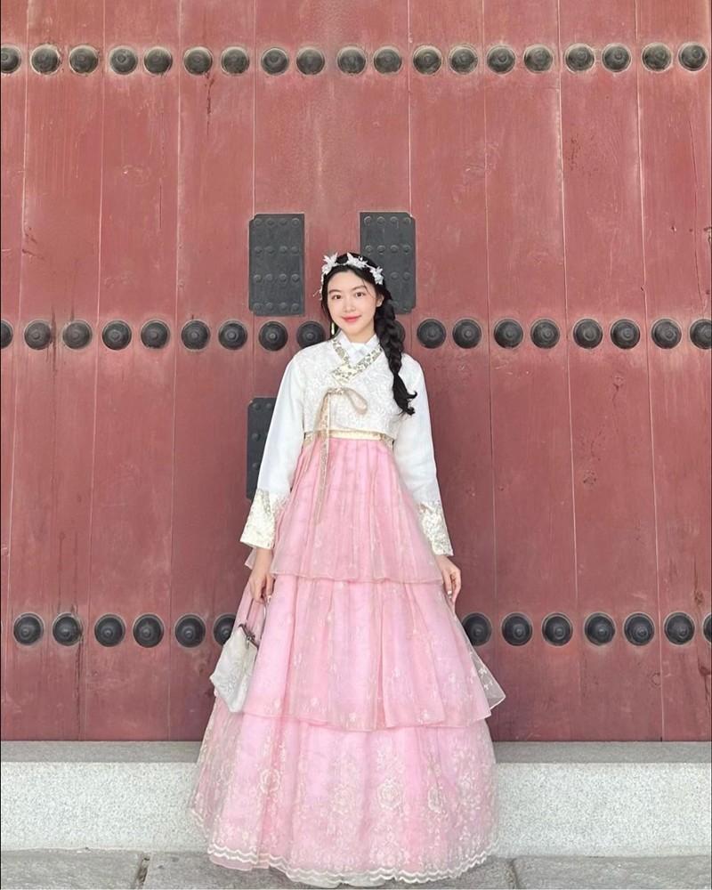 Đứng trong cung điện, ái nữ Quyền Linh như công chúa đời thực, ảnh mẹ ruột giàu có bất ngờ hơn-2