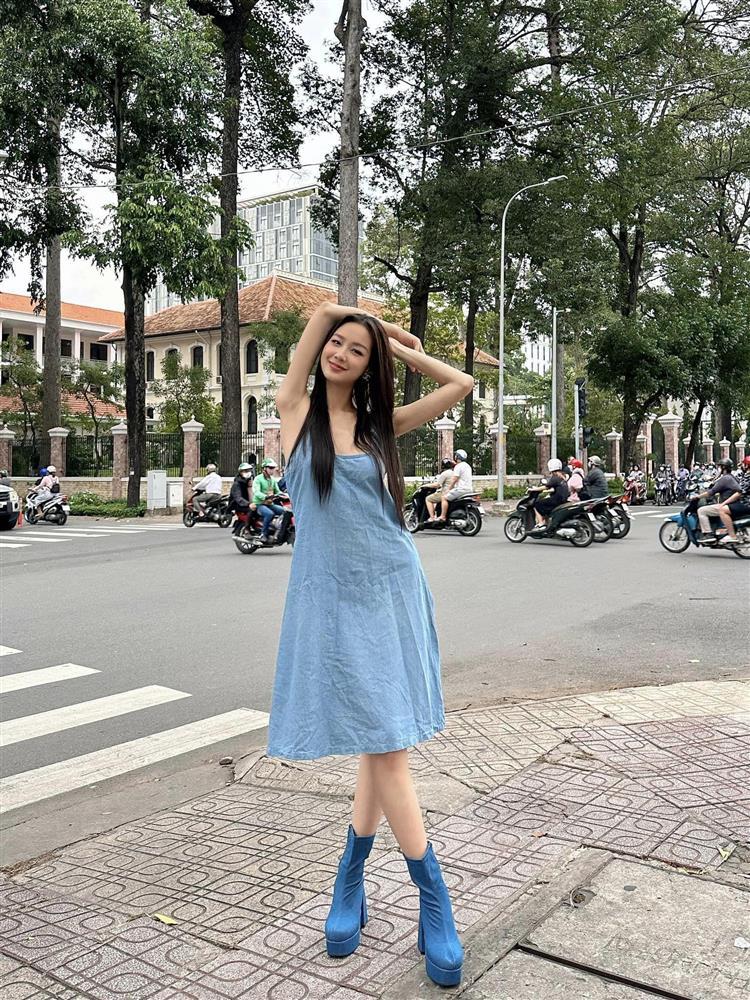 Con gái bác sĩ khoa sản cao gần 1m90, diện áo hở trọn tấm lưng, hơn 2,3 triệu người vào xem-7