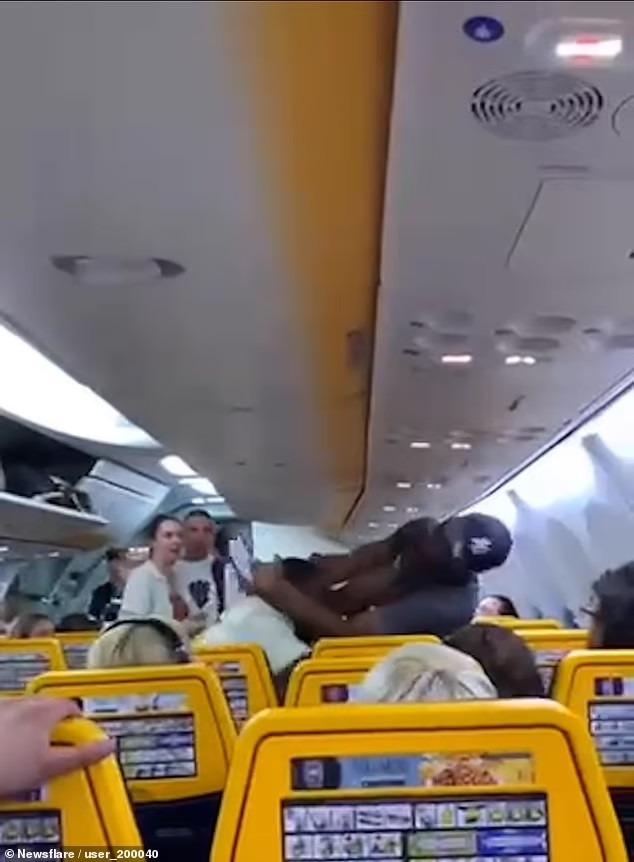 Không nhường nhau lối đi, 2 hành khách lao vào đánh nhau trên máy bay-2