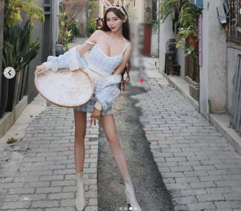 Người đẹp mặc mát mẻ từ tàu điện đến siêu thị, dân tình chỉ biết lắc đầu ngán ngẩm-9