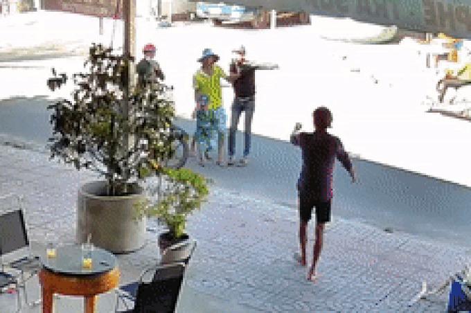 Xôn xao đoạn clip bé trai 4 tuổi nghi bị đôi nam nữ bắt cóc-1