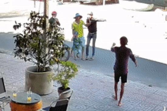 Xôn xao đoạn clip bé trai 4 tuổi nghi bị đôi nam nữ bắt cóc