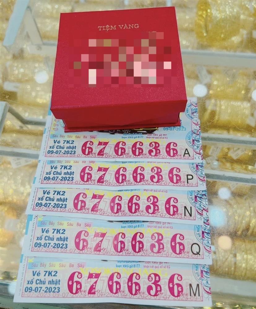 Trúng 5 vé độc đắc, người phụ nữ chi 2,4 tỷ đồng mua vàng tặng con cháu-1