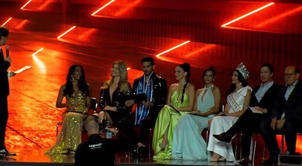 Bán kết Hoa hậu Siêu quốc gia 2023: Giám khảo ngồi ghế tạm bợ, sân khấu như chợ-3