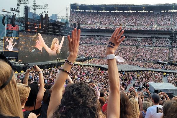 Beyoncé hủy show: Ekip nói vì sân quá bé nhưng netizen chỉ ra do vé bán ế thua xa show Taylor Swift?-2