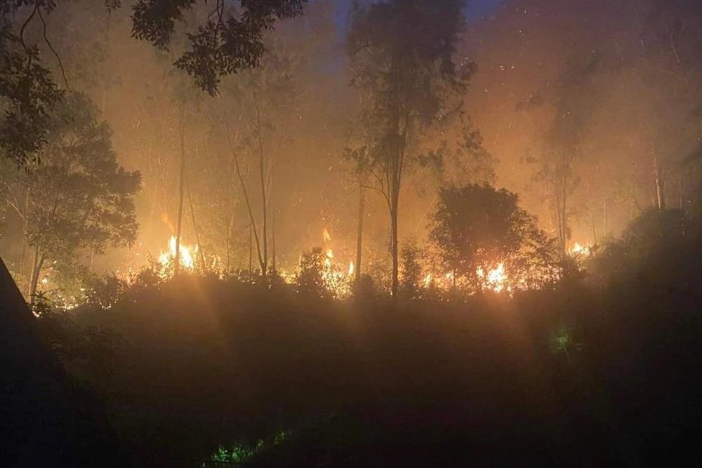 Cháy rừng trong đêm uy hiếp nhà dân, 3.000 người nỗ lực dập lửa-1