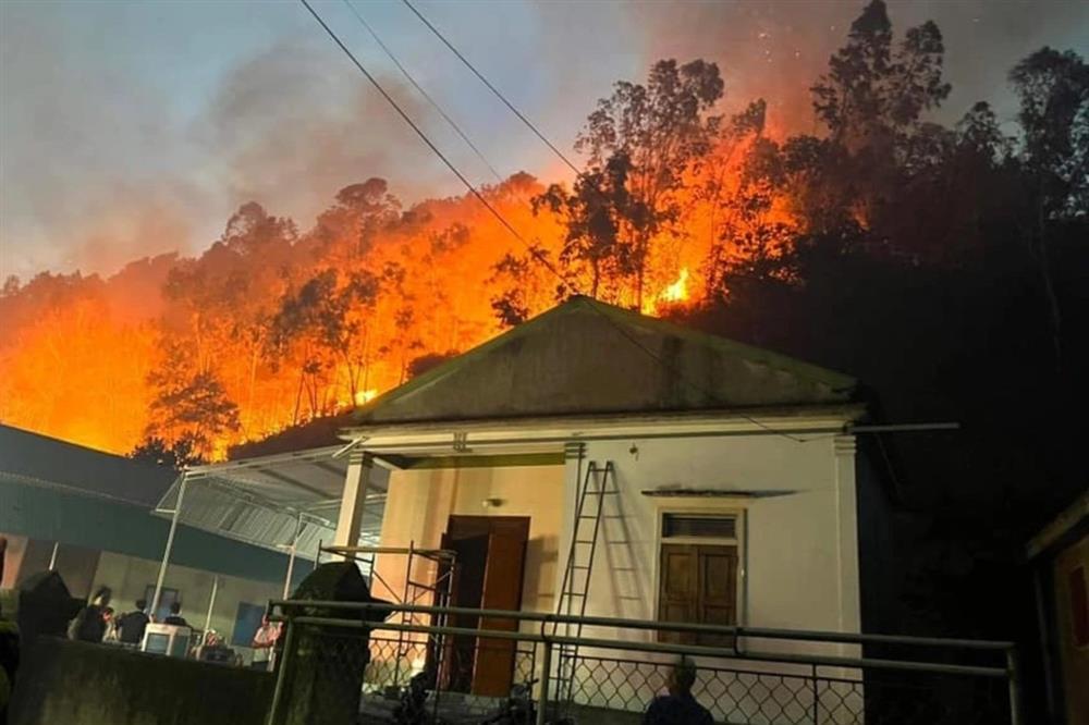 Cháy rừng trong đêm uy hiếp nhà dân, 3.000 người nỗ lực dập lửa-2