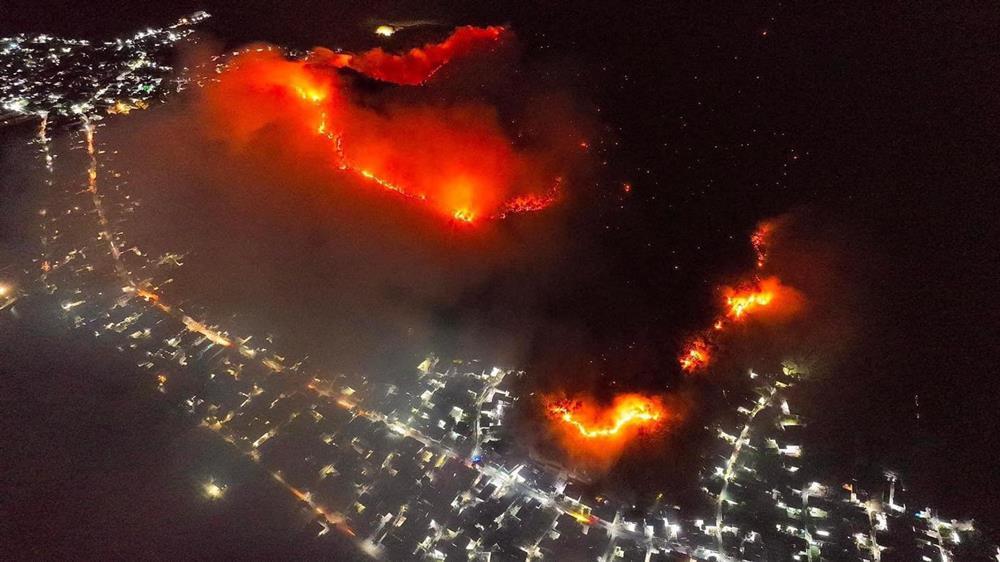 Cháy rừng trong đêm uy hiếp nhà dân, 3.000 người nỗ lực dập lửa-3