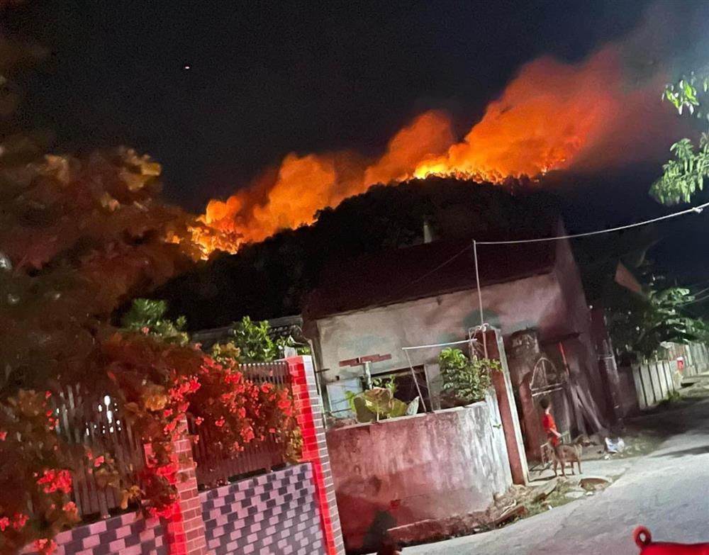 Cháy rừng trong đêm uy hiếp nhà dân, 3.000 người nỗ lực dập lửa-4