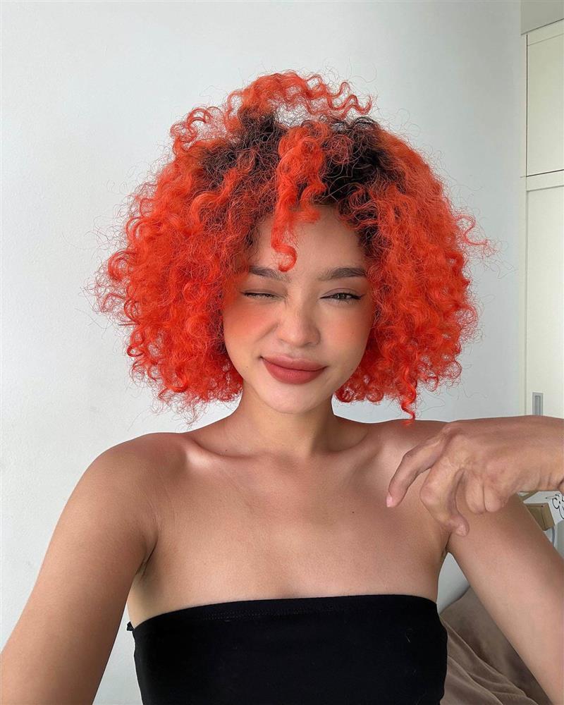 Cô gái gợi cảm cầm bảng đối đầu tại Rap Việt đang được dân mạng truy tìm là ai?-2