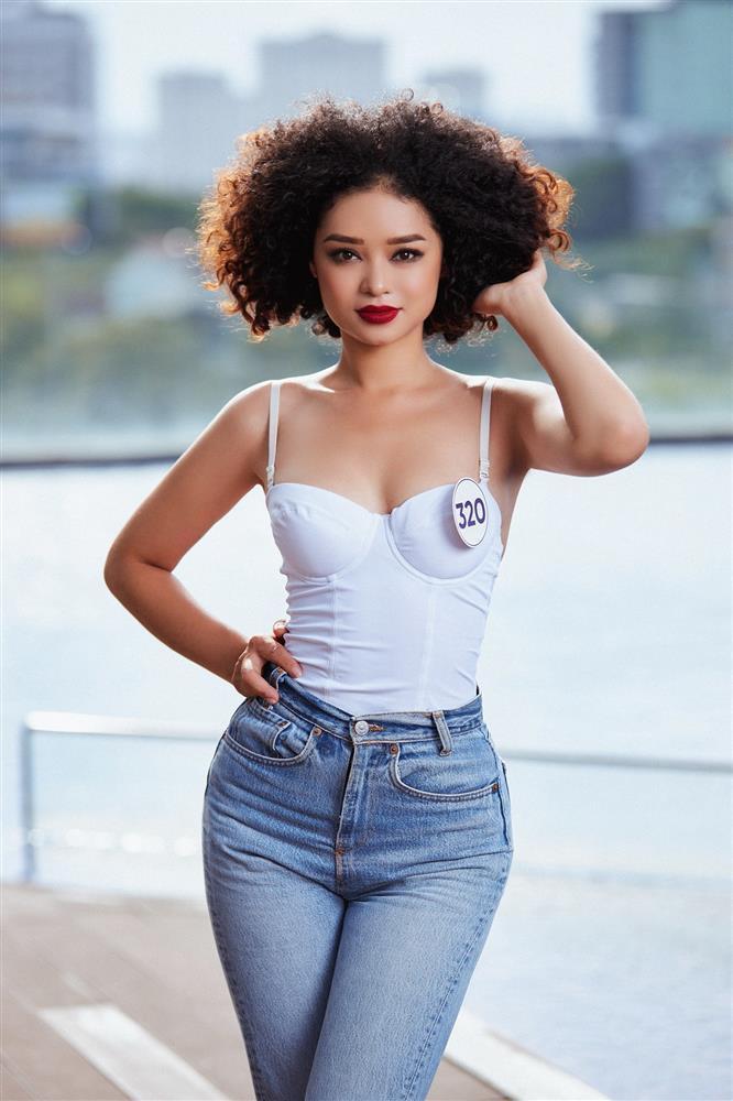 Cô gái gợi cảm cầm bảng đối đầu tại Rap Việt đang được dân mạng truy tìm là ai?-5