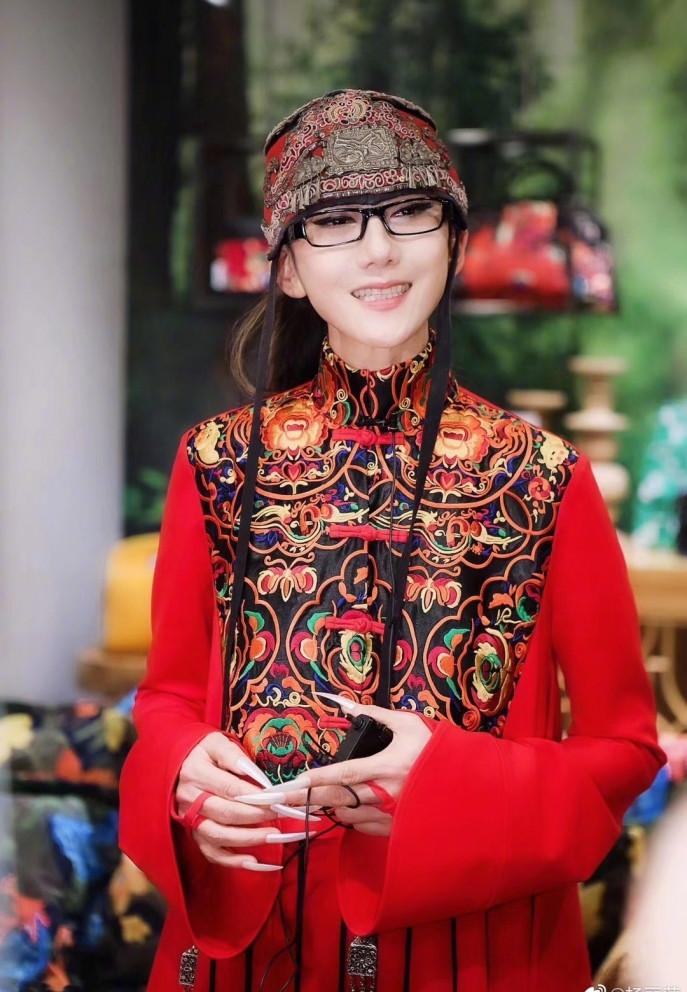 Chim công làng múa U70 trẻ như gái 30, tiết lộ bí quyết làm đẹp đáng học hỏi-4