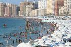 'Bãi biển tử thần' đông nghịt khách sau ba năm đóng cửa