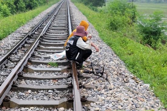 Vụ 2 người H'Mông đi bộ từ Hà Nội về Hà Giang: Chủ thầu hứa sẽ trả tiền