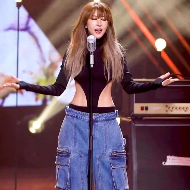 Nữ ca sĩ bị cấm sóng vì quá khiêu gợi-2