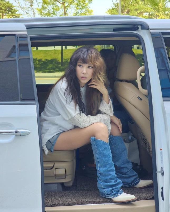 Nữ ca sĩ bị cấm sóng vì quá khiêu gợi-3