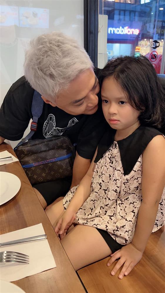 Hồng Đăng lộ diện khác lạ, cùng bà xã tổ chức sinh nhật cho con gái-3