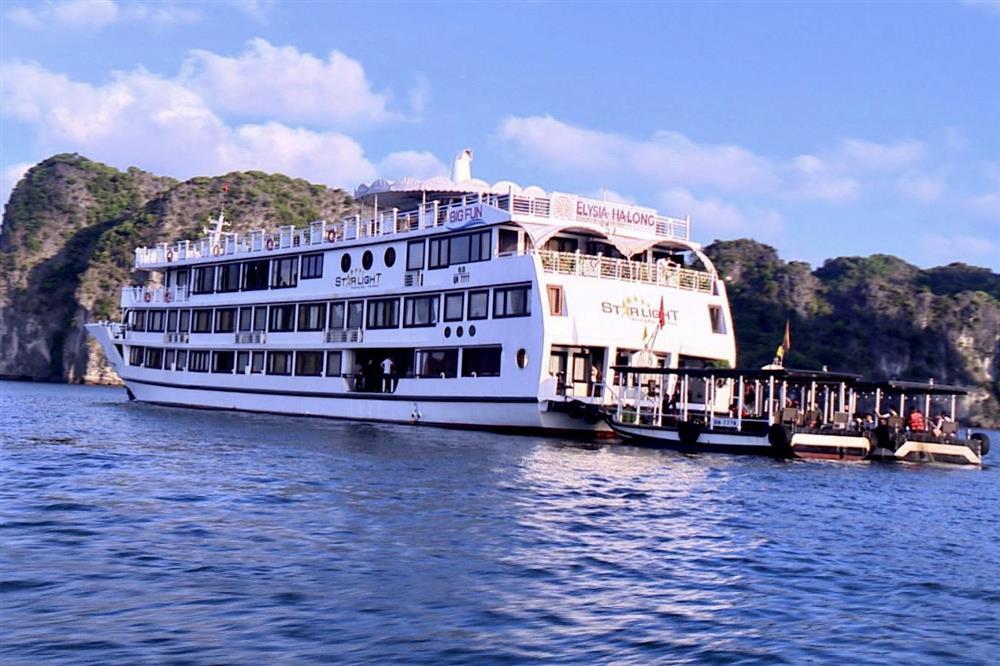 Ba tàu du lịch 5 sao cho khách tắm chui trên vịnh Hạ Long-1