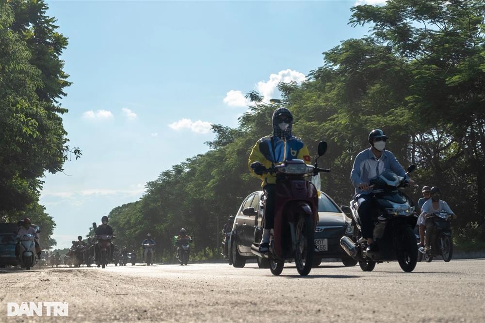 Hà Nội nắng nóng đỉnh điểm, đường phố vắng bóng người giữa trưa-3