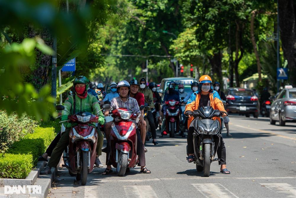 Hà Nội nắng nóng đỉnh điểm, đường phố vắng bóng người giữa trưa-6