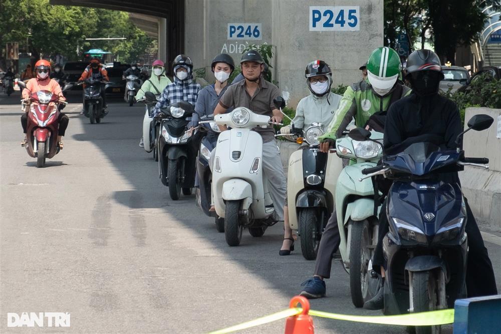 Hà Nội nắng nóng đỉnh điểm, đường phố vắng bóng người giữa trưa-7