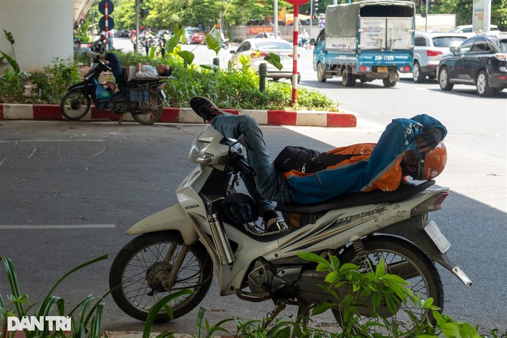 Hà Nội nắng nóng đỉnh điểm, đường phố vắng bóng người giữa trưa-9