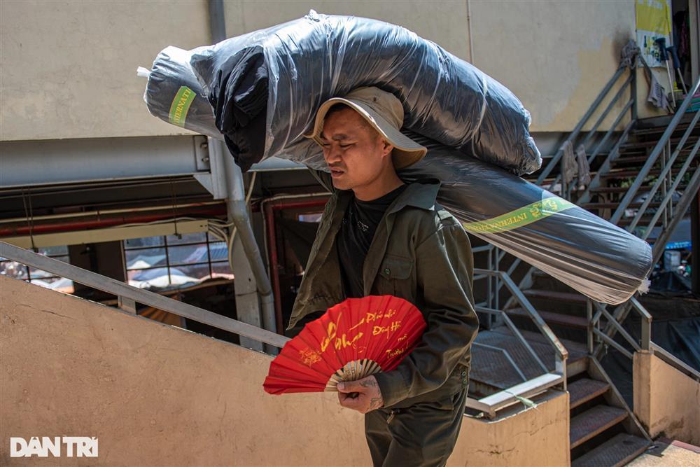 Hà Nội nắng nóng đỉnh điểm, đường phố vắng bóng người giữa trưa-11