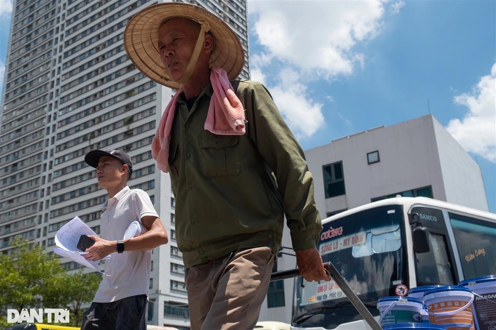 Hà Nội nắng nóng đỉnh điểm, đường phố vắng bóng người giữa trưa-12