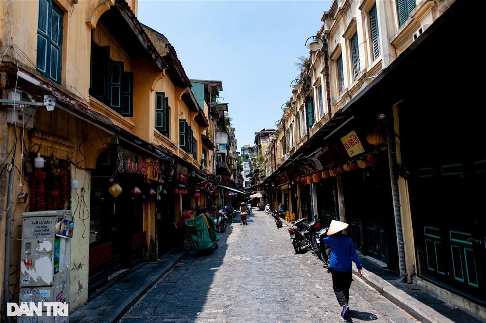 Hà Nội nắng nóng đỉnh điểm, đường phố vắng bóng người giữa trưa-14