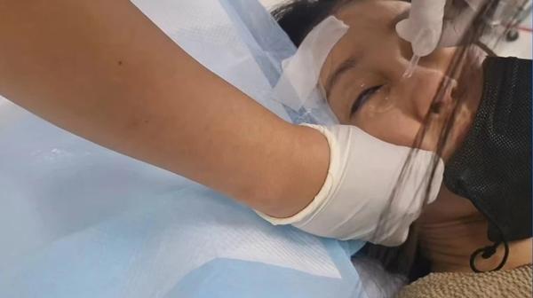 Nữ ca sĩ bị thương giác mạc, nhập viện khẩn cấp sau sự cố bất ngờ lúc quay phim-2