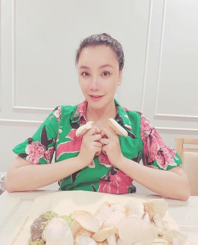 Tái xuất gương mặt lạ, Hồ Quỳnh Hương tuổi U50 giữ cơ thể nuột nà nhờ công thức ăn đặc biệt-5